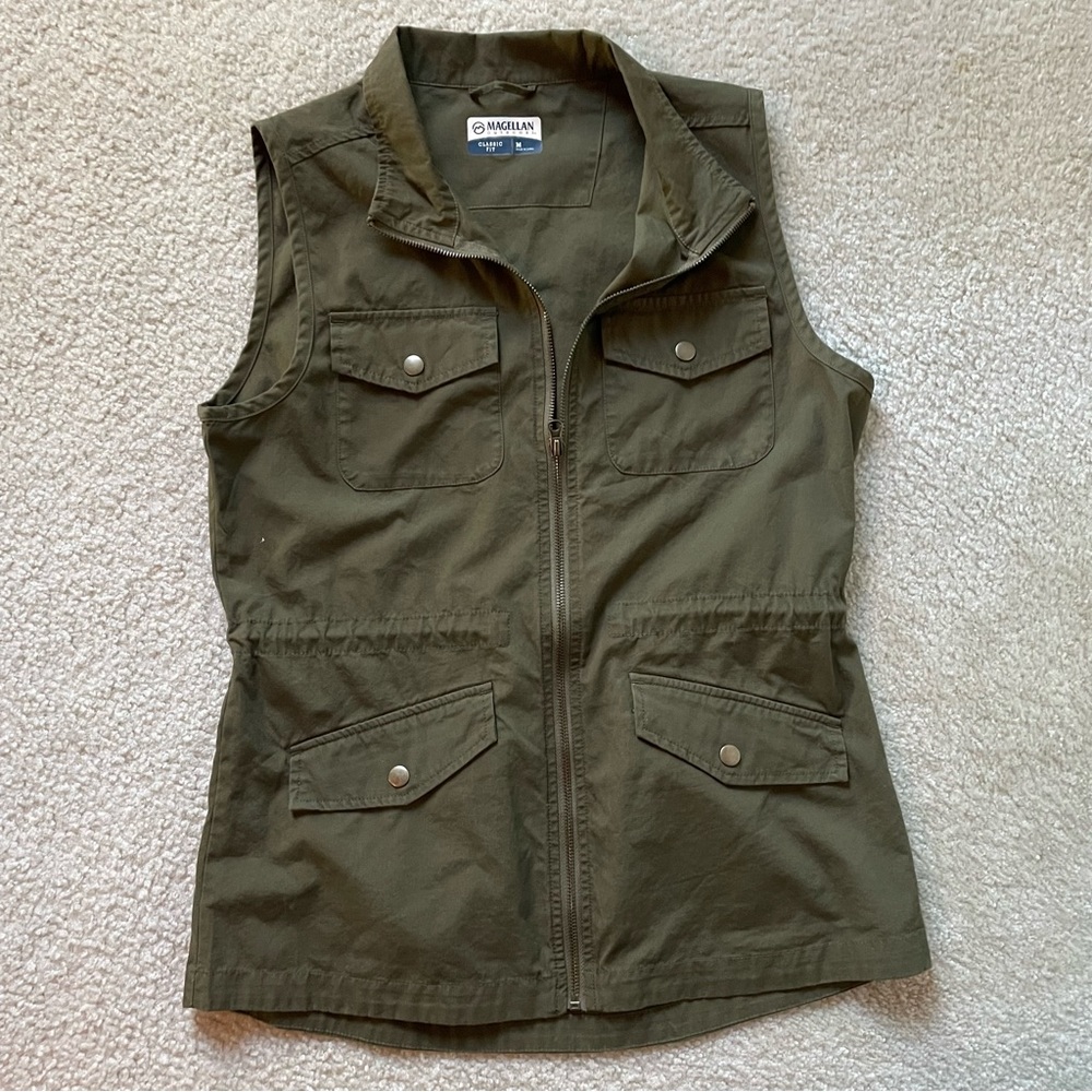 Magellan Classic Fit Women’s Green Vest Size M
